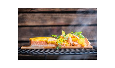 Údený losos na drevenej doske v Big Green Egg