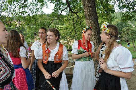 Tradičná žatva na Slovensku, koscovia a žnice v krojoch