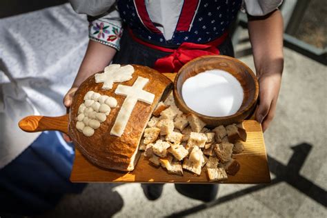 Chlieb a soľ na vyšívanom obruse