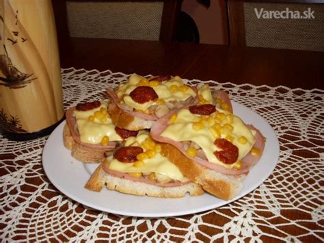 Chlebová pizza s rôznymi prísadami