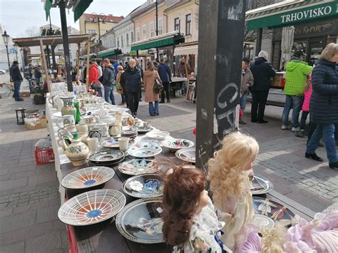 Dominikánske námestie v Košiciach s trhom a reštauráciou KOSHI SUSHI