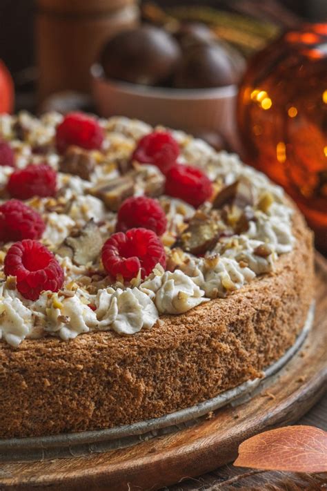 Gaštanová torta na stole s kávou a gaštanmi