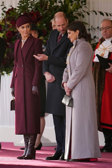 Audrey Hepburn v čiernych šatách Givenchy pred Tiffany's