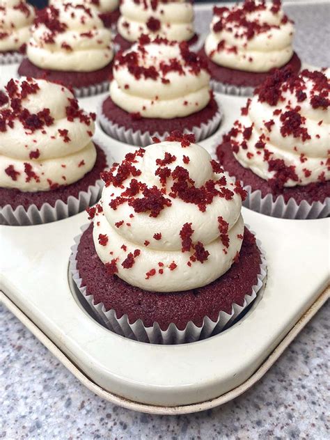 Rôzne varianty Red Velvet dezertov: cupcakes, makrónky, sušienky