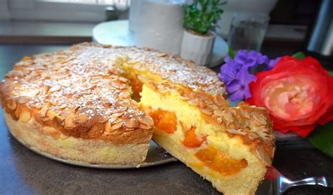 Krehký marhuľový koláč s pudingom a mandľami