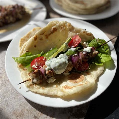 Ilustrácia gréckeho šalátu a souvlaki