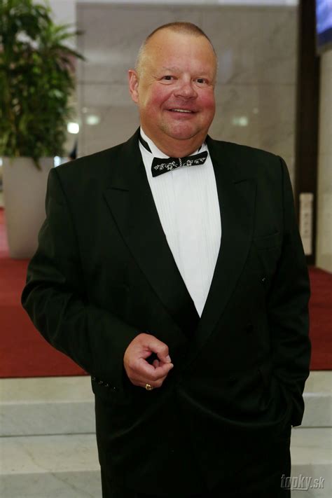 Ivan Tuli Vojtek v kuchyni pri varení