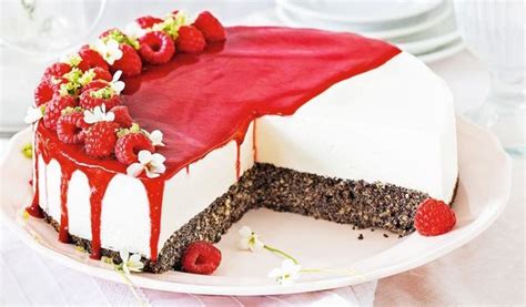 Tvarohovo-maková torta s malinovou polevou a bazalkovým cukrom
