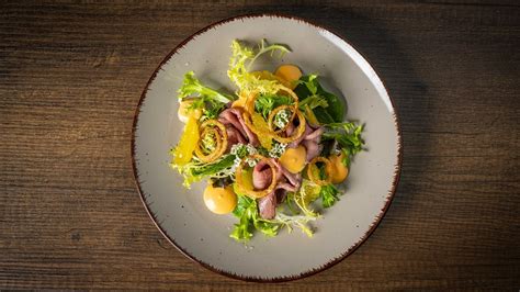 Suroviny na šalát s hovädzím jazykom a slivkami