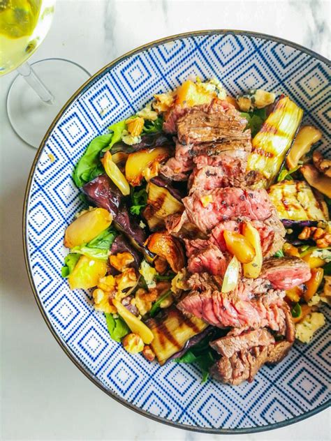 Servírovaný šalát s hovädzím jazykom a slivkami