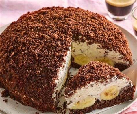 Hotová Krtkova torta s dekoráciou bagra