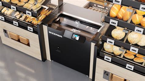 Regály supermarketu s ponukou rôznych druhov chleba, vrátane baleného pečiva