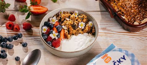 Domáca granola s ovocím a jogurtom