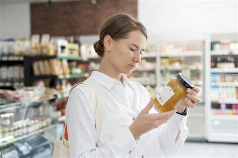 Ilustrácia: Žena si prezerá etikety potravín v supermarkete