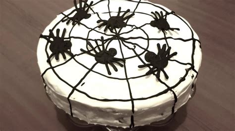 Halloweensky tekvicový koláč s ozdobami