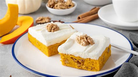 Rozkrojený tekvicový koláč s krémovou náplňou