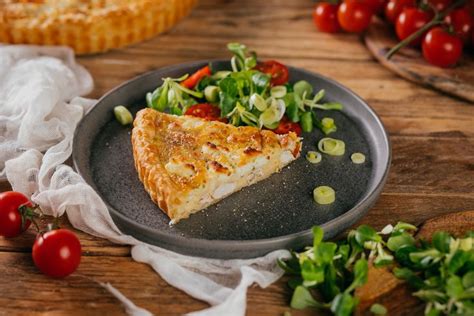 Hotový slaný kysnutý koláč s bryndzou