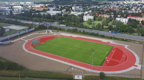 Atletický štadión s vrhačmi a bežcami cez prekážky