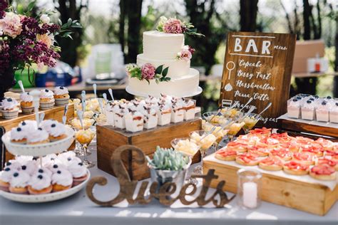 Candy bar s rôznymi sladkosťami na svadbe