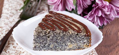 Hotový hrnčekový makový koláč