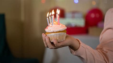 Dieťa fúkajúce do sviečok na interaktívnej torte