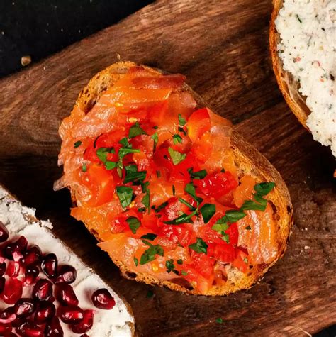 Bruschetta s údeným lososom a zeleninou