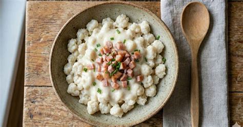 Misku plnú tradičných slovenských bryndzových halušiek
