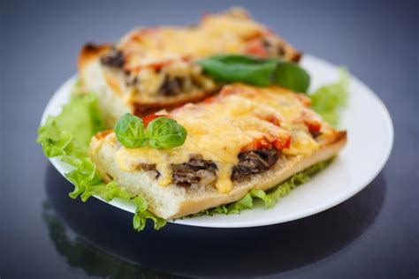 Zapečené toasty s hubami a syrom