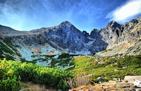 Panoramatický pohľad na slovenské hory s reštauráciou v popredí