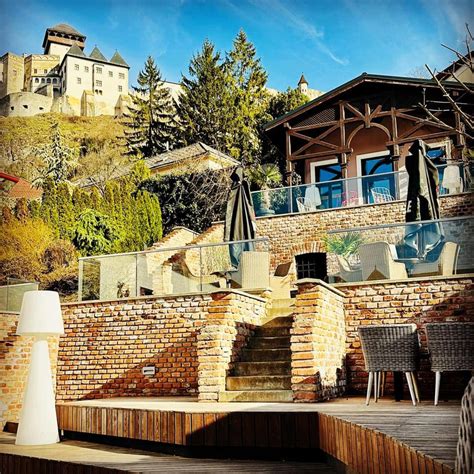 Terasa reštaurácie s výhľadom na Trenčiansky hrad