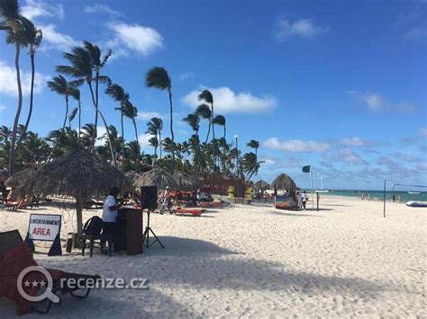 Pláž Bávaro v Punta Cana s predajcami street foodu