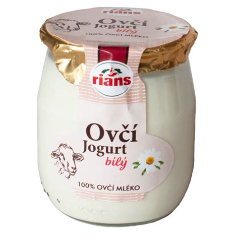 Ovčí jogurt v sklenených pohároch s etiketou