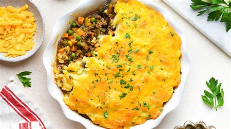 Schéma prípravy Shepherd's Pie s vrstvami mäsa a zemiakovej kaše