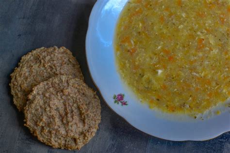 Tanjier s rôznymi ovsenými plackami s dipmi a čerstvou zeleninou