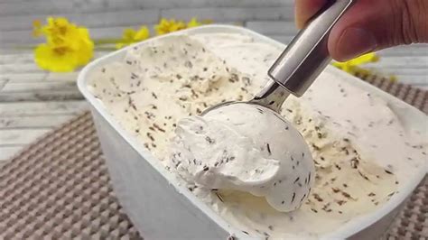 Miešanie ingrediencií na krémovú zmrzlinu