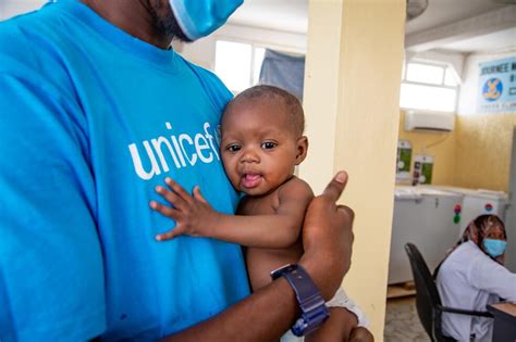 Výživový špecialista UNICEF s podvyživeným dieťaťom