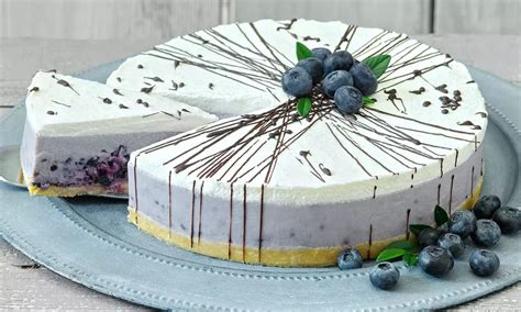 Čokoládovo-cviklová torta s čučoriedkami na tanieri s vidličkou