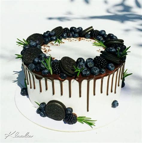Hotová čokoládovo-cviklová torta zdobená čerstvými čučoriedkami