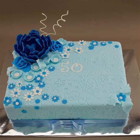 Dekoratívna modrá torta s morským efektom