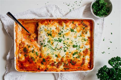 Detailný záber na vrstvené suroviny lasagní pred pečením