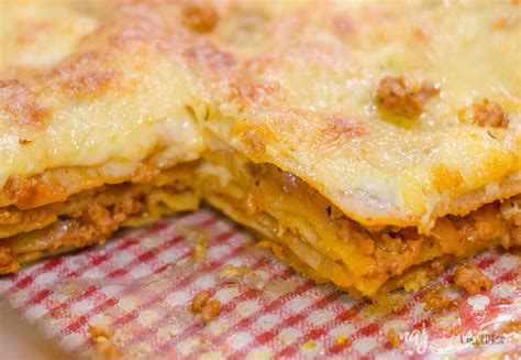 Upečené celozrnné mäsové lasagne s roztaveným syrom a čerstvou bazalkou