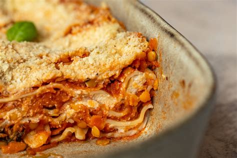 Vrstvené vegánske lasagne plné zeleniny a šošovice