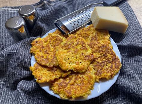 Hotové mrkvové placky na tanieri s čerstvou bylinkovou ozdobou
