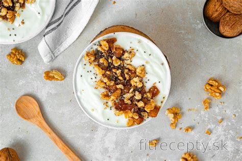 Miska s nastrúhanými jablkami a orechmi