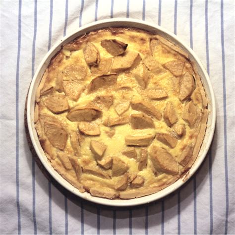 Jablčný koláč na tanieri s vidličkou