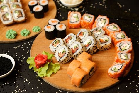 Rôzne druhy sushi a sashimi na drevenej doske