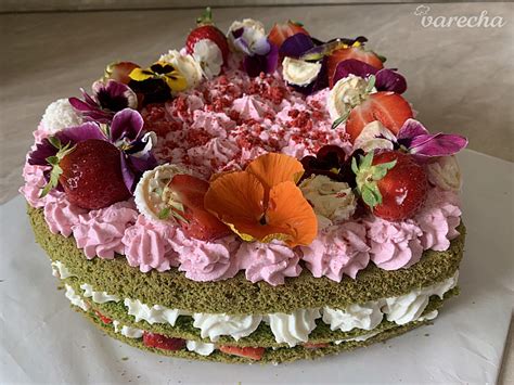 Skladanie vrstiev torty s kokosovým krémom