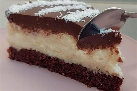 Torta posypaná čiernym kokosom detail