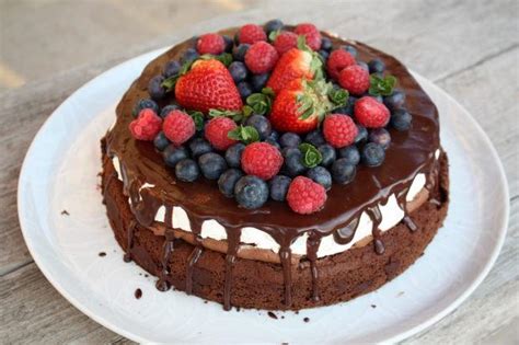 Čokoládová torta bez múky s mascarpone a ovocím