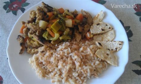 Prehľad všetkých ingrediencií na stola: sójové mäso, ryža, cibuľa, cesnak, zelenina, syr, uhorky